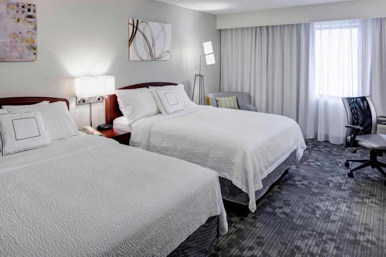 Готель Courtyard By Marriott Wichita East Екстер'єр фото