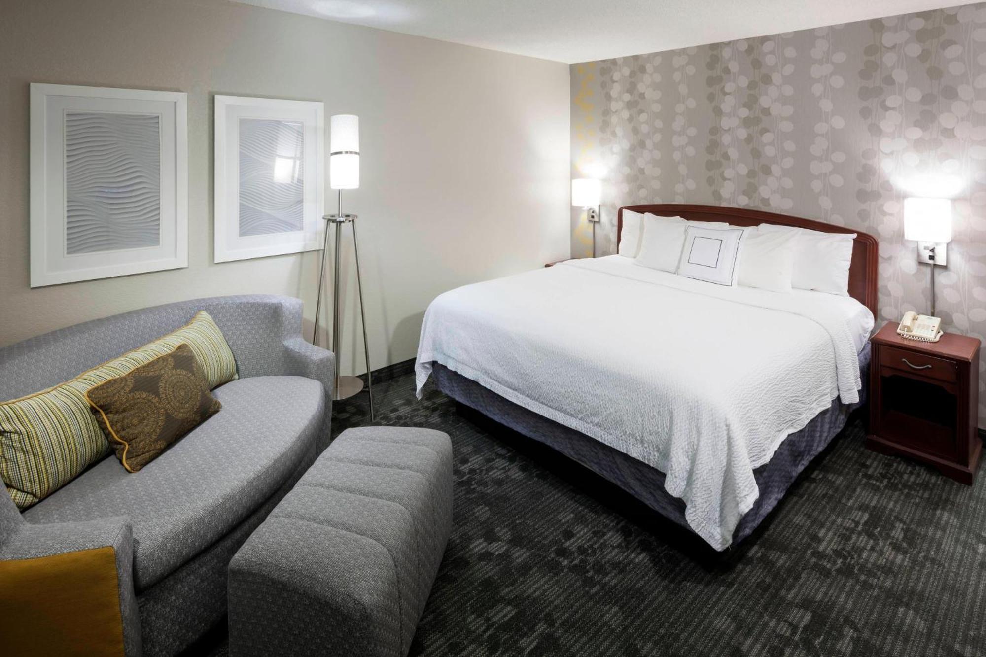 Готель Courtyard By Marriott Wichita East Екстер'єр фото