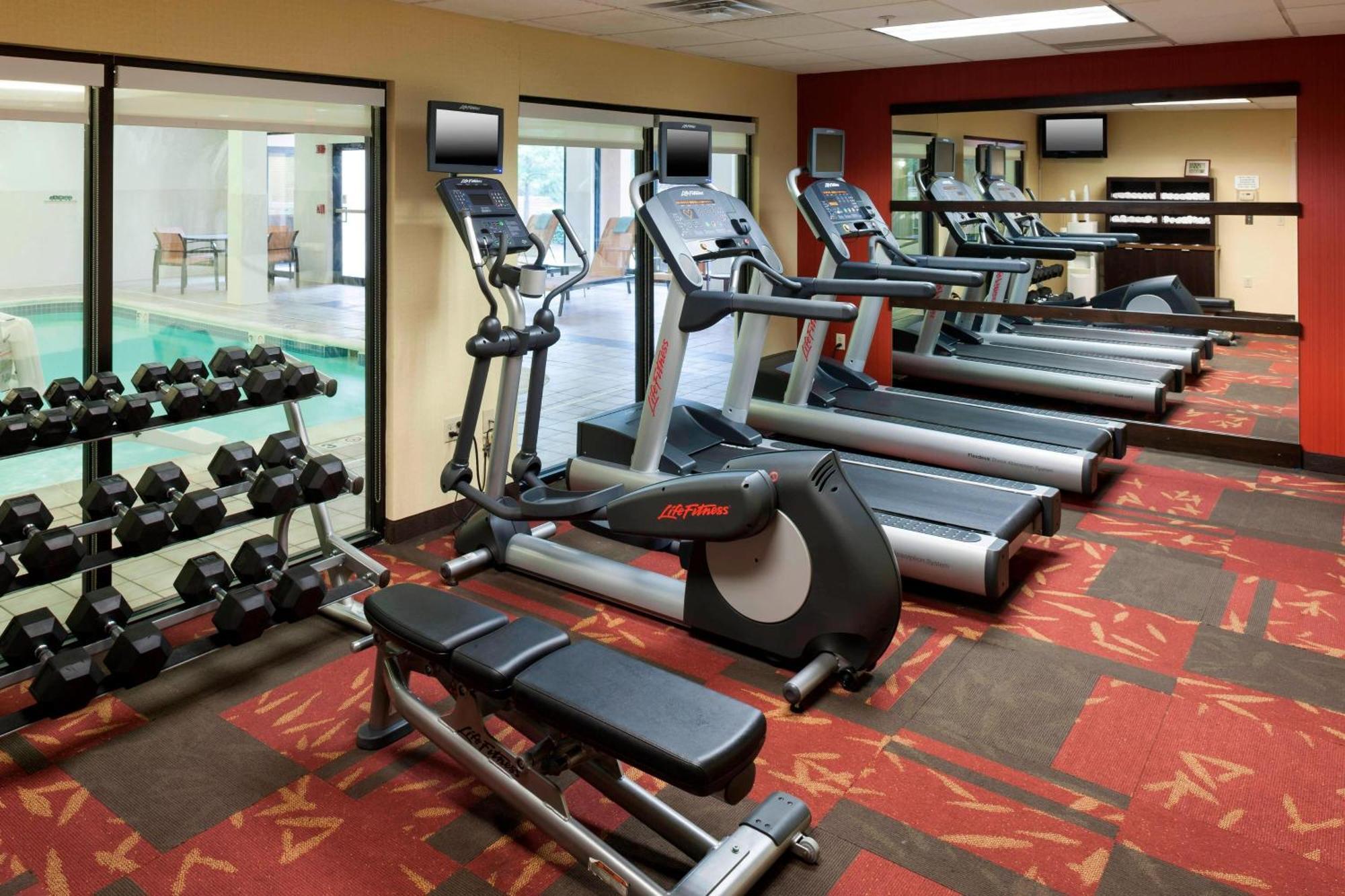 Готель Courtyard By Marriott Wichita East Екстер'єр фото