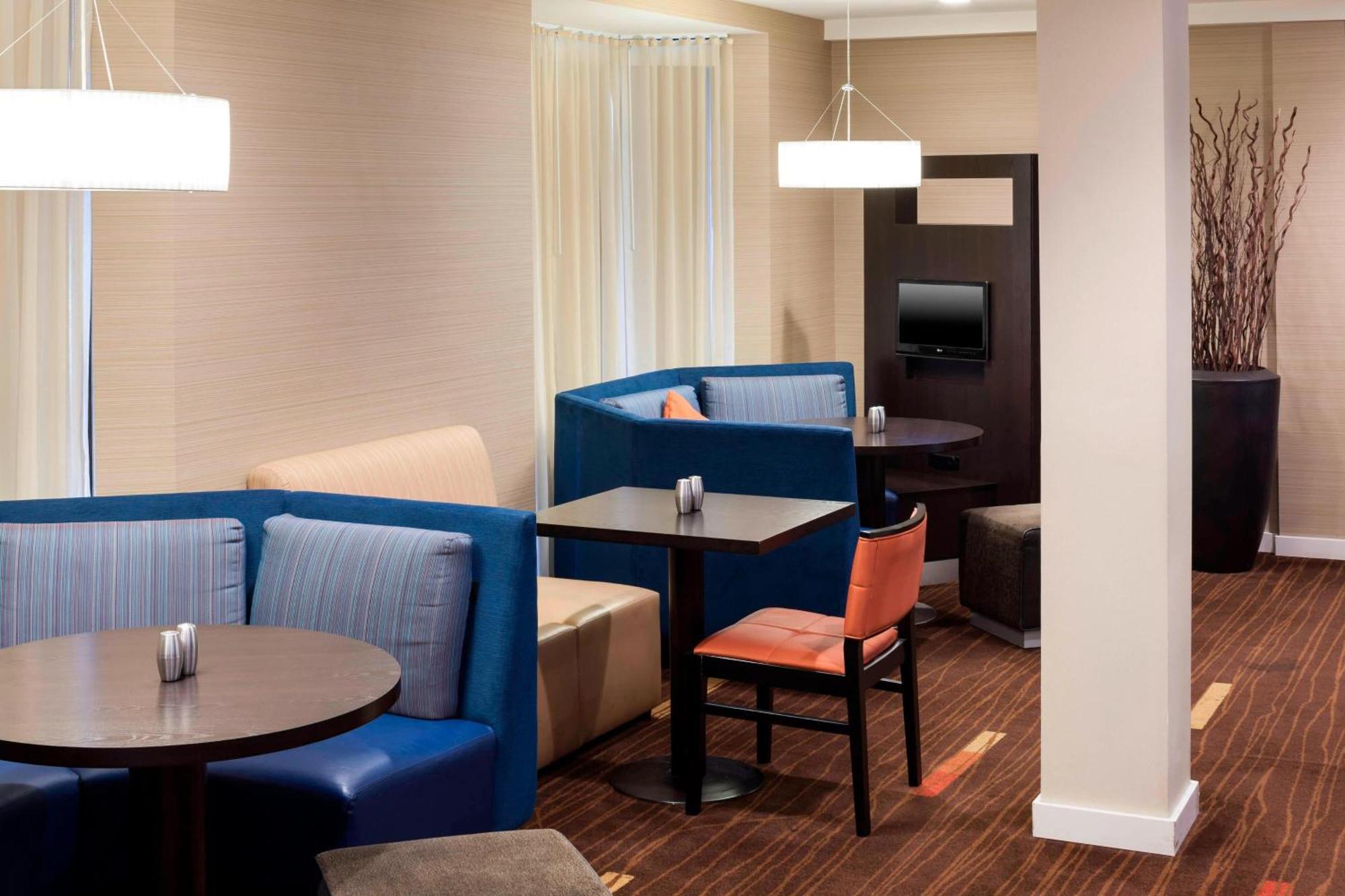 Готель Courtyard By Marriott Wichita East Екстер'єр фото