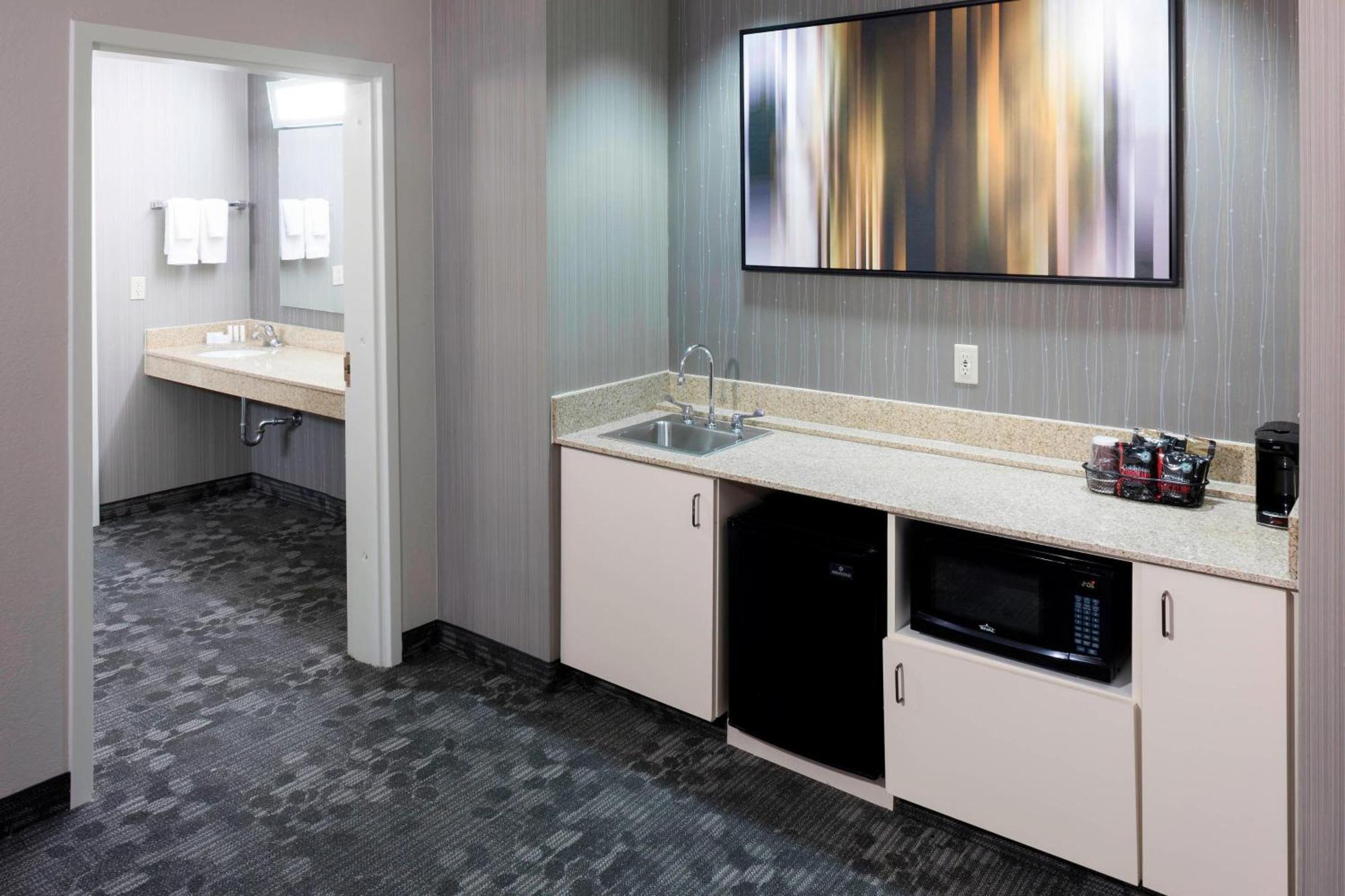 Готель Courtyard By Marriott Wichita East Екстер'єр фото