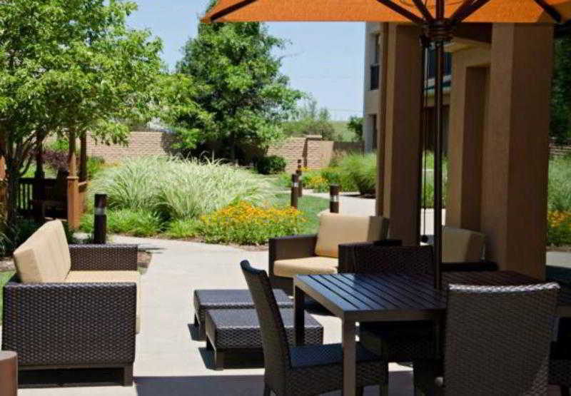 Готель Courtyard By Marriott Wichita East Екстер'єр фото