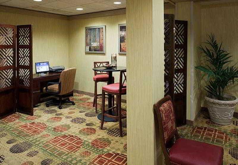 Готель Courtyard By Marriott Wichita East Екстер'єр фото