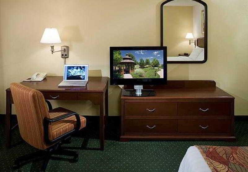 Готель Courtyard By Marriott Wichita East Номер фото