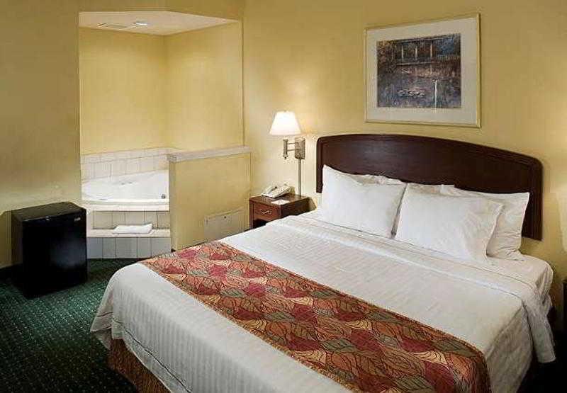 Готель Courtyard By Marriott Wichita East Екстер'єр фото