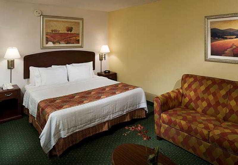 Готель Courtyard By Marriott Wichita East Екстер'єр фото