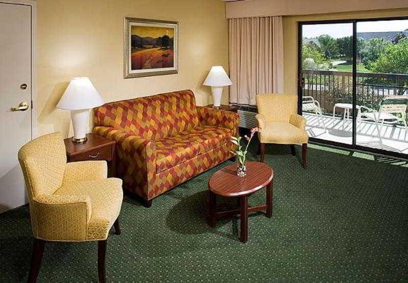 Готель Courtyard By Marriott Wichita East Номер фото