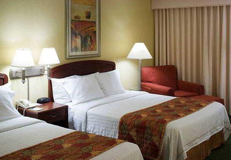 Готель Courtyard By Marriott Wichita East Номер фото