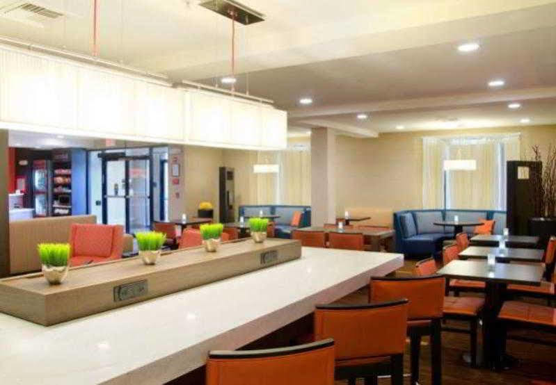 Готель Courtyard By Marriott Wichita East Екстер'єр фото