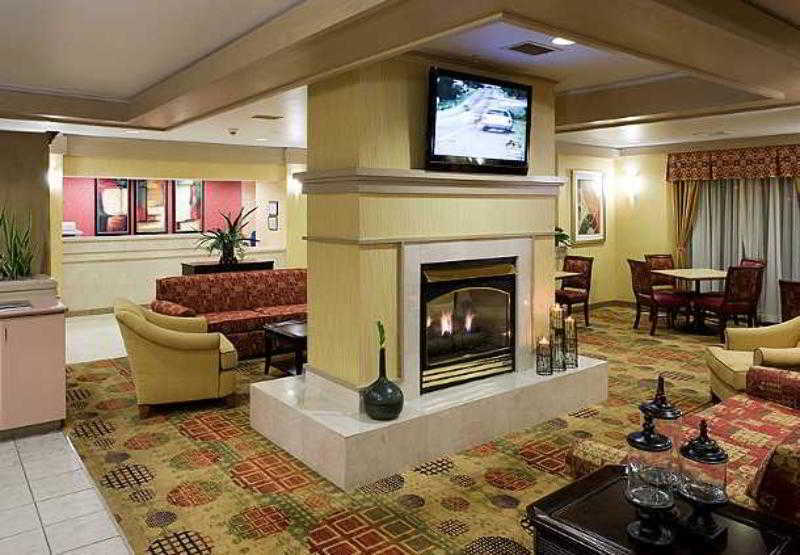 Готель Courtyard By Marriott Wichita East Екстер'єр фото
