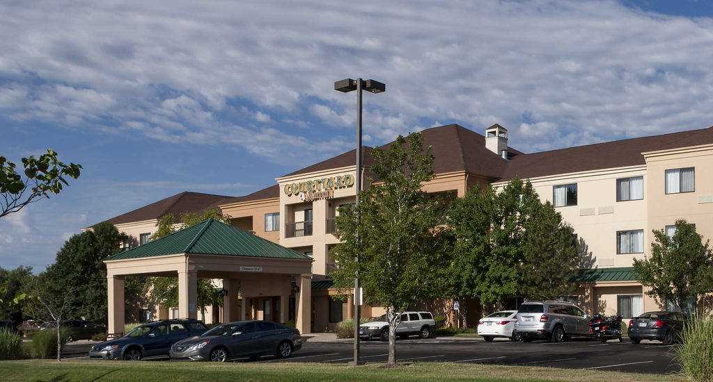 Готель Courtyard By Marriott Wichita East Екстер'єр фото