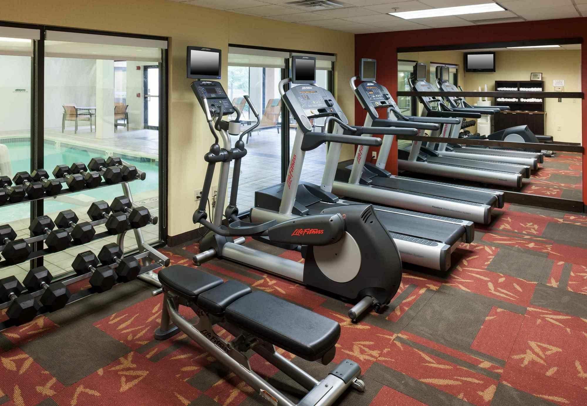 Готель Courtyard By Marriott Wichita East Екстер'єр фото
