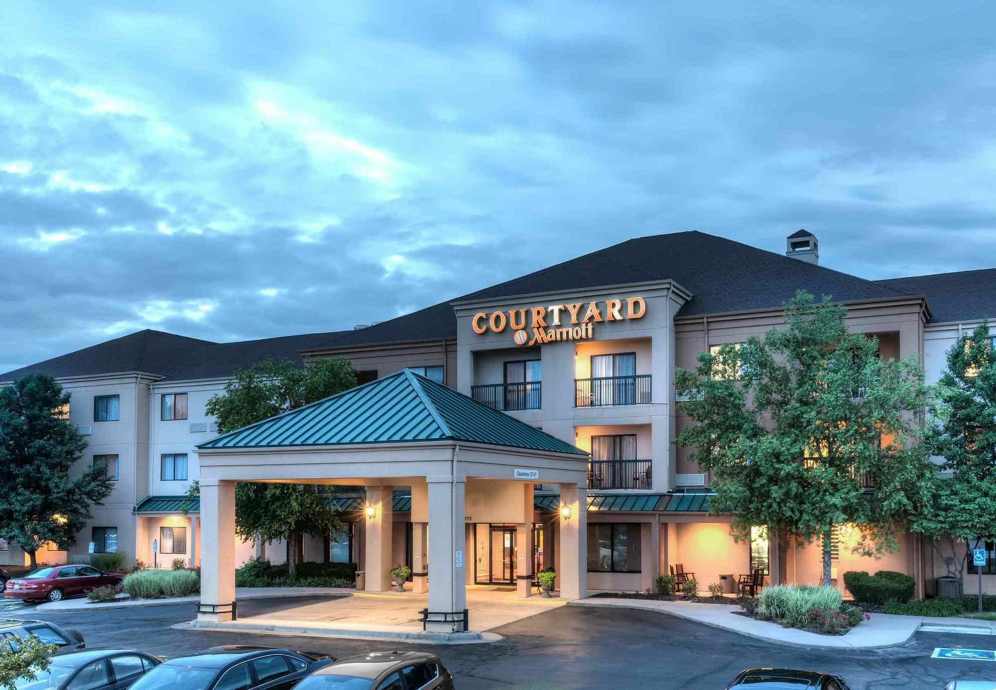 Готель Courtyard By Marriott Wichita East Екстер'єр фото