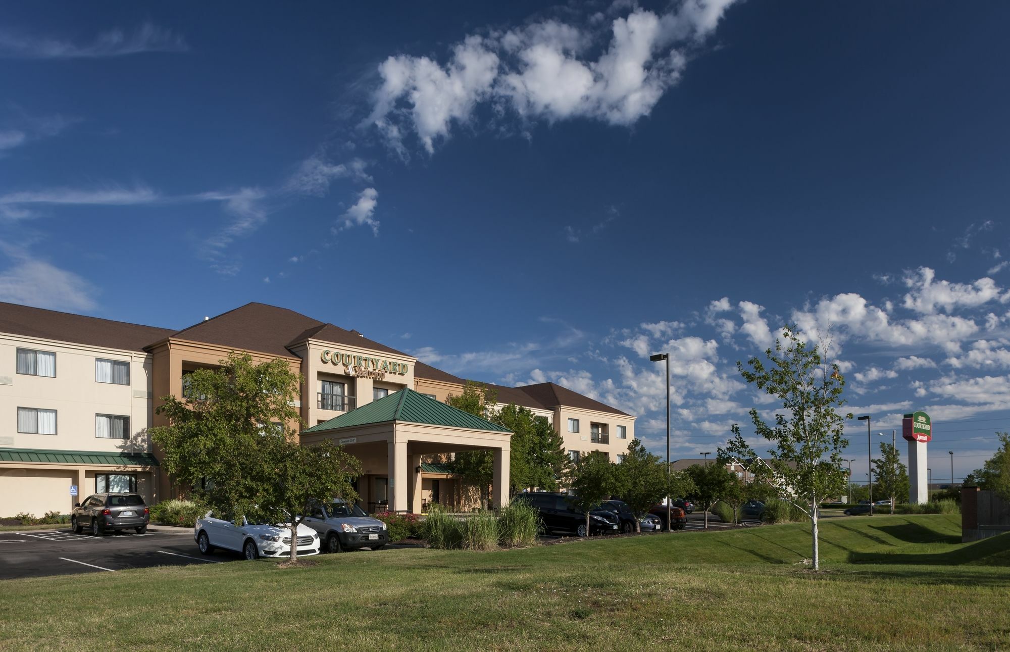Готель Courtyard By Marriott Wichita East Екстер'єр фото